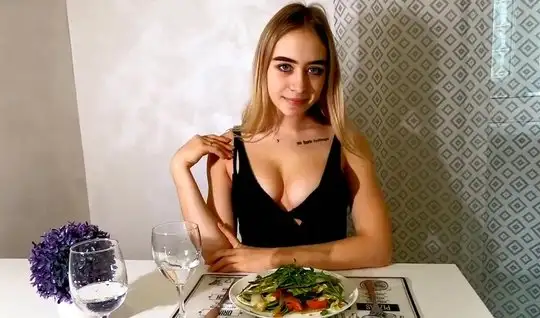 Русская девушка во время домашнего порно кончает от вагинала на видео ...