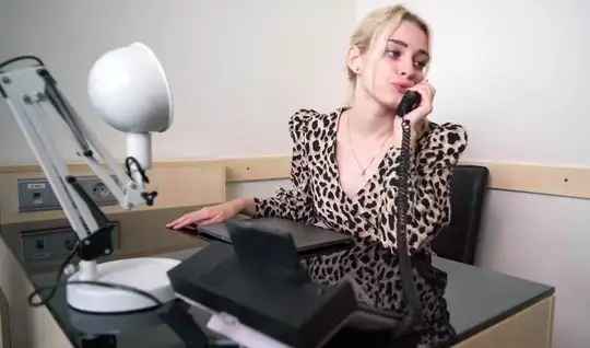 Русская жена сосет член в офисе - Порно онлайн
