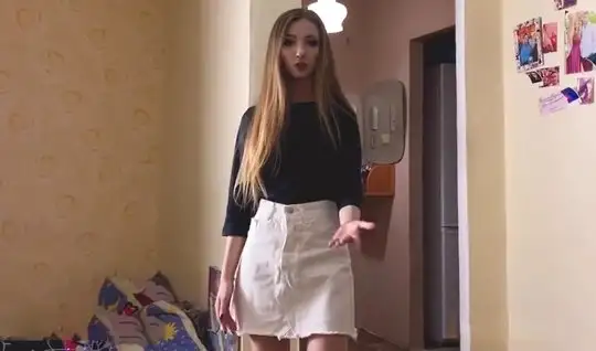 Русская молодая красотка встала на колени для съемки домашнего порно...