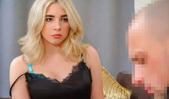 Русская блондинка после минета подставляет свою тугую киску для домашнего порно