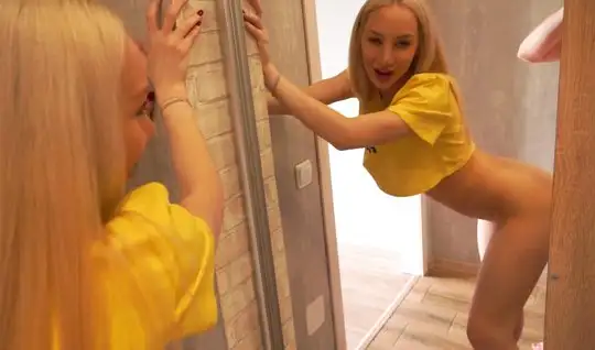 Русская блондинка перед зеркалом вместе с парнем снимают домашнее порн...
