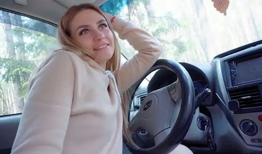 Русская девушка на природе прямо в машине прыгает на члене друга...
