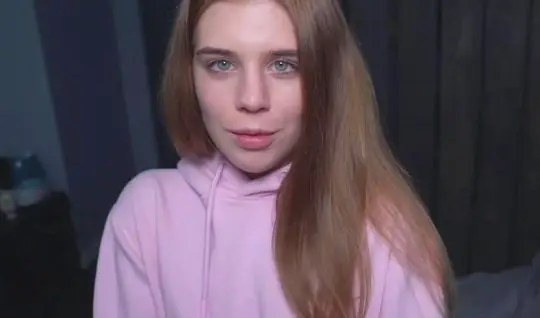 Русская молодая девушка подставляет киску для домашнего порно