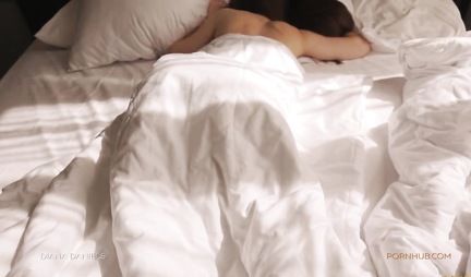 Спящая красотка подставляет киску для домашнего порно от первого лица