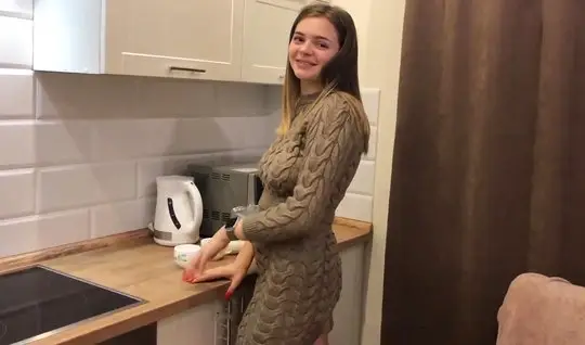 Русская подружка спустила трусики и подставила дырочки для домашнего п...