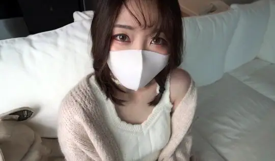 Азиатка в маске спускает трусики для съемки на камеру домашнего порно ...