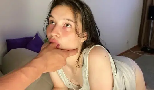 Молодая развратница после минета участвует в съемке домашнего порно видео