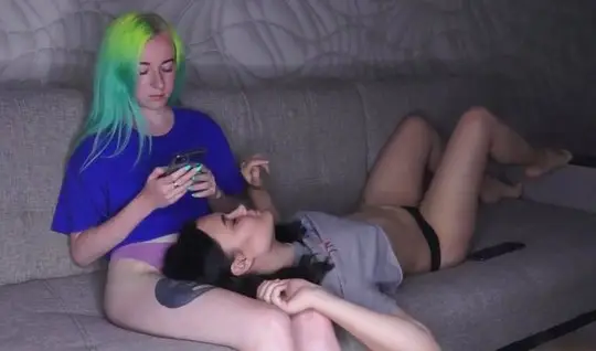 Лесбиянки на диване полируют друг другу нежные и мокрые щели