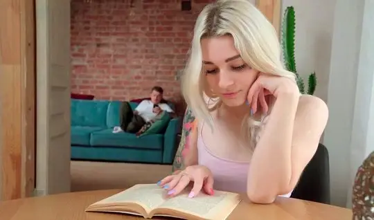 Русская блондинка вместо книги выбрала домашнее порно со своим сводным...