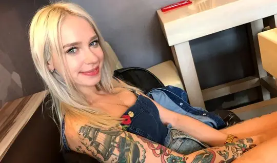 Блондинка с татуировками не отказывается после пикапа на горячий секс...