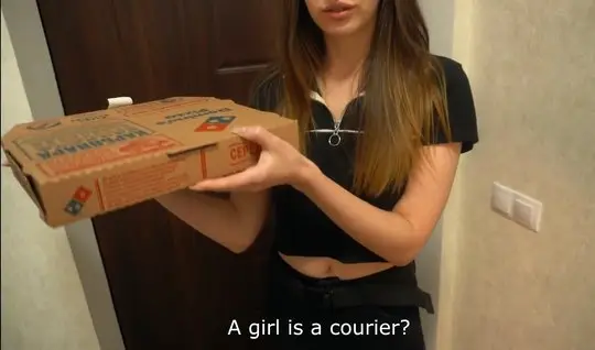 Молодая русская девушка спустила свои трусики для порки перед видео ка...