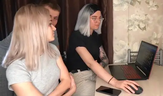 Русский парень нагло трахает в анал блондинку, изменяя подружке