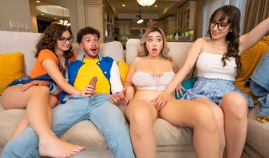 Жаркий групповой секс веселых друзей на большом диване