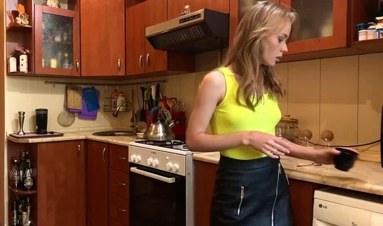 Мачеха скачет на члене пасынка на кухне в домашнем видео...