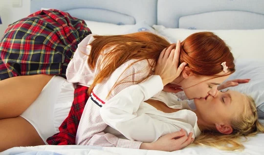 Рыжая студентка позвала подругу на лесбийский секс в постель