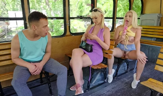 Групповой секс с двумя горячими блондинками в автобусе...