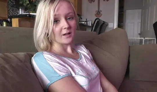 Белобрысая девушка после минета и вагинала принимает сперму на лицо