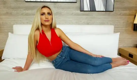Сексуальная блондинка с большими дойками на кастинге испытала оргазм