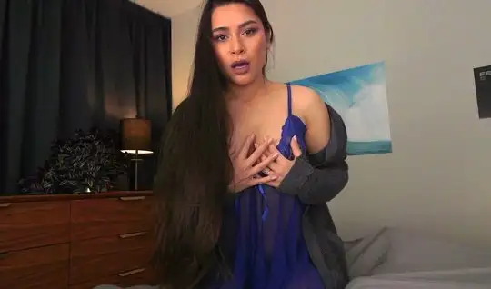 Девушка с длинными волосами прыгает на члене ради съемки домашнего порно