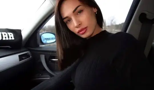 Русская мамка прямо в машине сделала минет и не против секс на природе