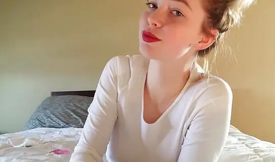 Русская девушка на кровати снимает перед веб камерой мастурбацию киски