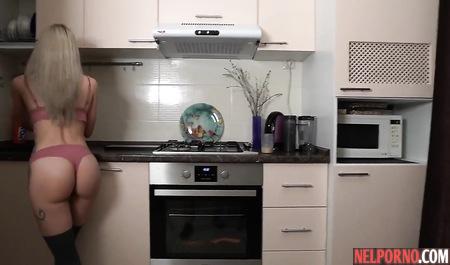 Русская парочка на кухне снимает свое утреннее домашнее порно с оргазмом