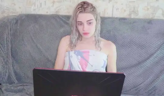 Русская молодая барышня кончает во время домашнего порно на вебку...