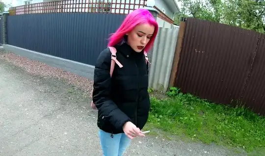 Русская девушка с розовыми волосами снимается в домашнем порно...