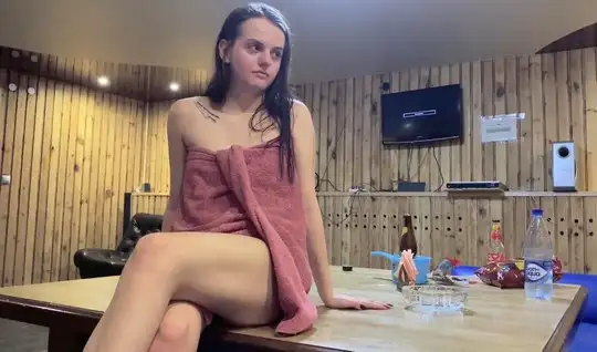 Глазастая русская девушка подставляет киску для домашнего секса