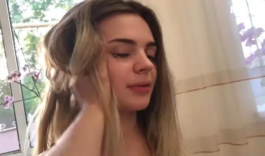 Девушка после мастурбации готова для съемки русского домашнего порно