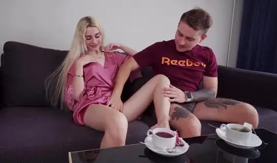 Русская молодая парочка рано утром снимают домашнее порно...